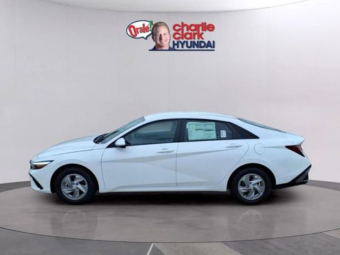 New 2026 Hyundai Elantra SE FWD image 2