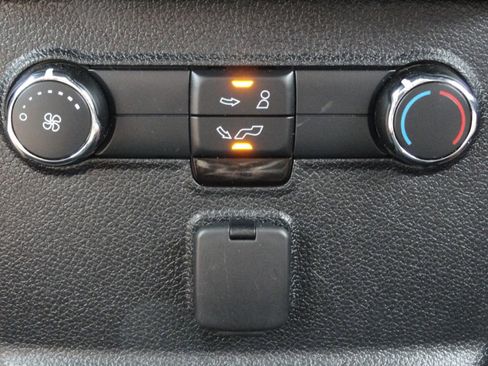 Used 2018 Ford Explorer XLT image 28