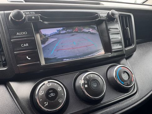 Used 2018 Toyota RAV4 LE w/ Carpet Mat Package FWD image 27