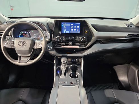 Certified 2025 Toyota Highlander XLE image 10