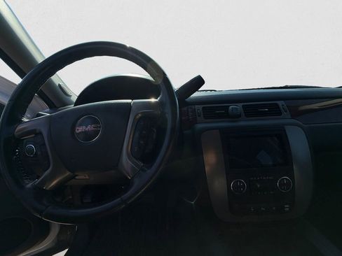 Used 2011 GMC Yukon SLT w/ SLT-2 Equipment Package AWD/4WD image 8