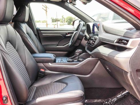 Certified 2024 Toyota Highlander XSE FWD image 17