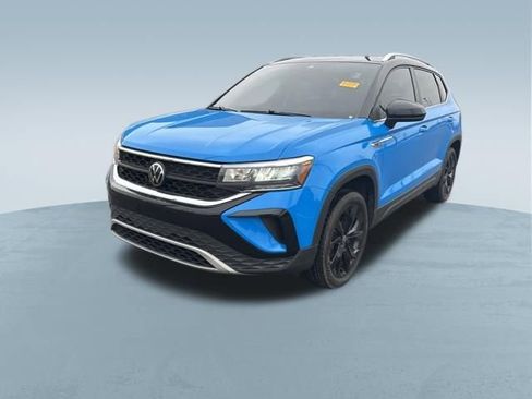 Used 2023 Volkswagen Taos SE w/ Panoramic Sunroof Package image 2