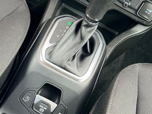 Used 2023 Jeep Renegade Latitude AWD/4WD image 28