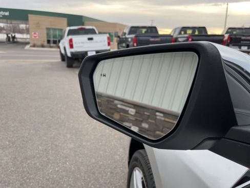 Used 2021 Chevrolet Equinox Premier image 24