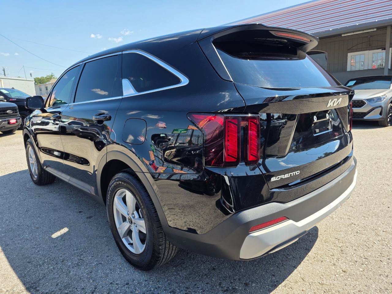 Used 2025 Kia Sorento LX FWD image 5