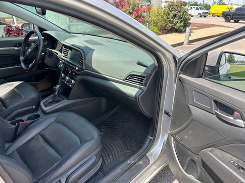 Used 2020 Hyundai Elantra Limited w/ Winter Weather Package FWD image 8