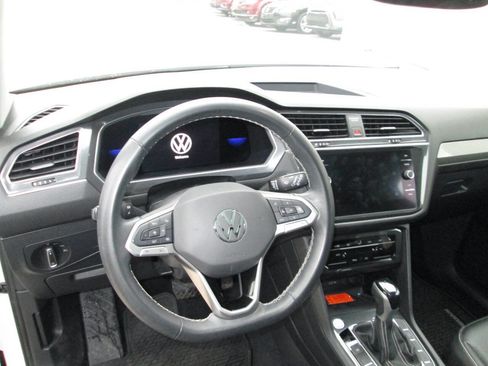 Used 2022 Volkswagen Tiguan SE w/ Panoramic Sunroof Package image 13