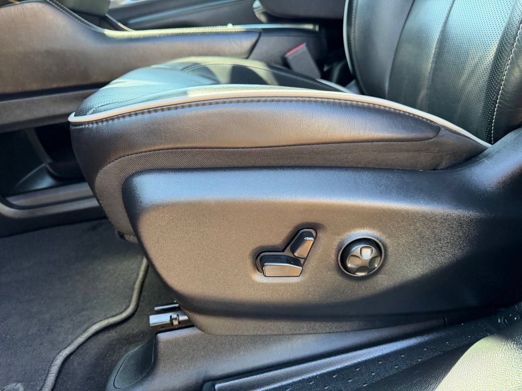 Used 2025 Chrysler Pacifica Limited FWD image 14