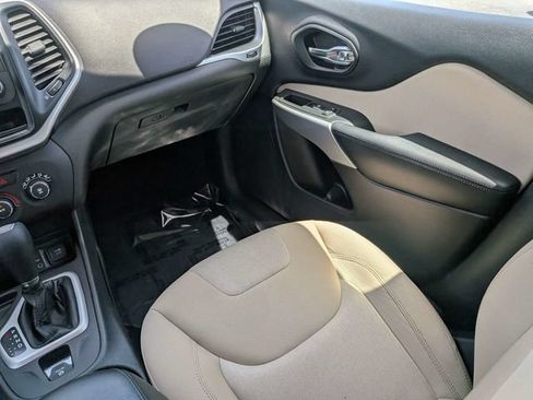 Used 2018 Jeep Cherokee Latitude FWD image 17
