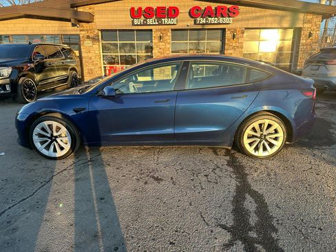 Used 2022 Tesla Model 3 Standard Range Plus image 4