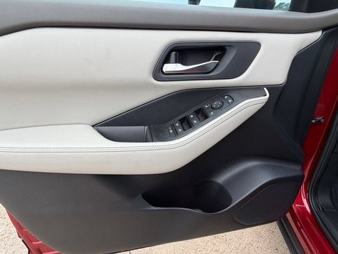Used 2025 Nissan Rogue SV FWD image 16