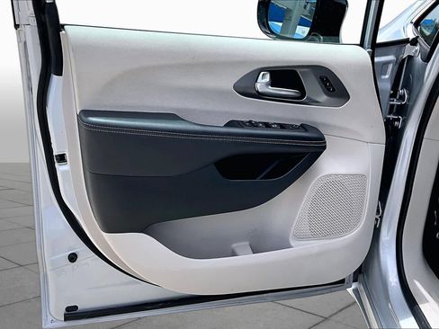 Used 2024 Chrysler Pacifica Touring-L FWD image 22