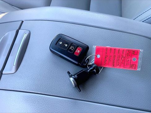 Used 2017 Toyota Highlander XLE image 35