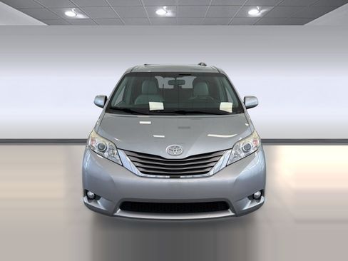 Used 2016 Toyota Sienna XLE w/ XLE Navigation Package FWD image 6