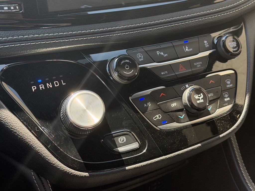 Used 2026 Chrysler Pacifica Limited FWD image 18
