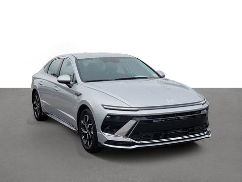Used 2025 Hyundai Sonata SEL FWD image 2