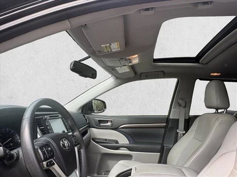 Used 2014 Toyota Highlander Limited image 15