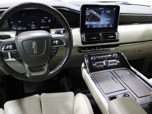 Used 2019 Lincoln Navigator Reserve image 2