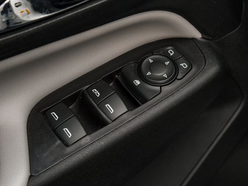 Used 2018 Chevrolet Equinox LT FWD image 9