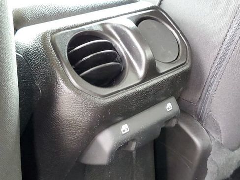 Used 2019 Jeep Wrangler Unlimited Sport S AWD/4WD image 32