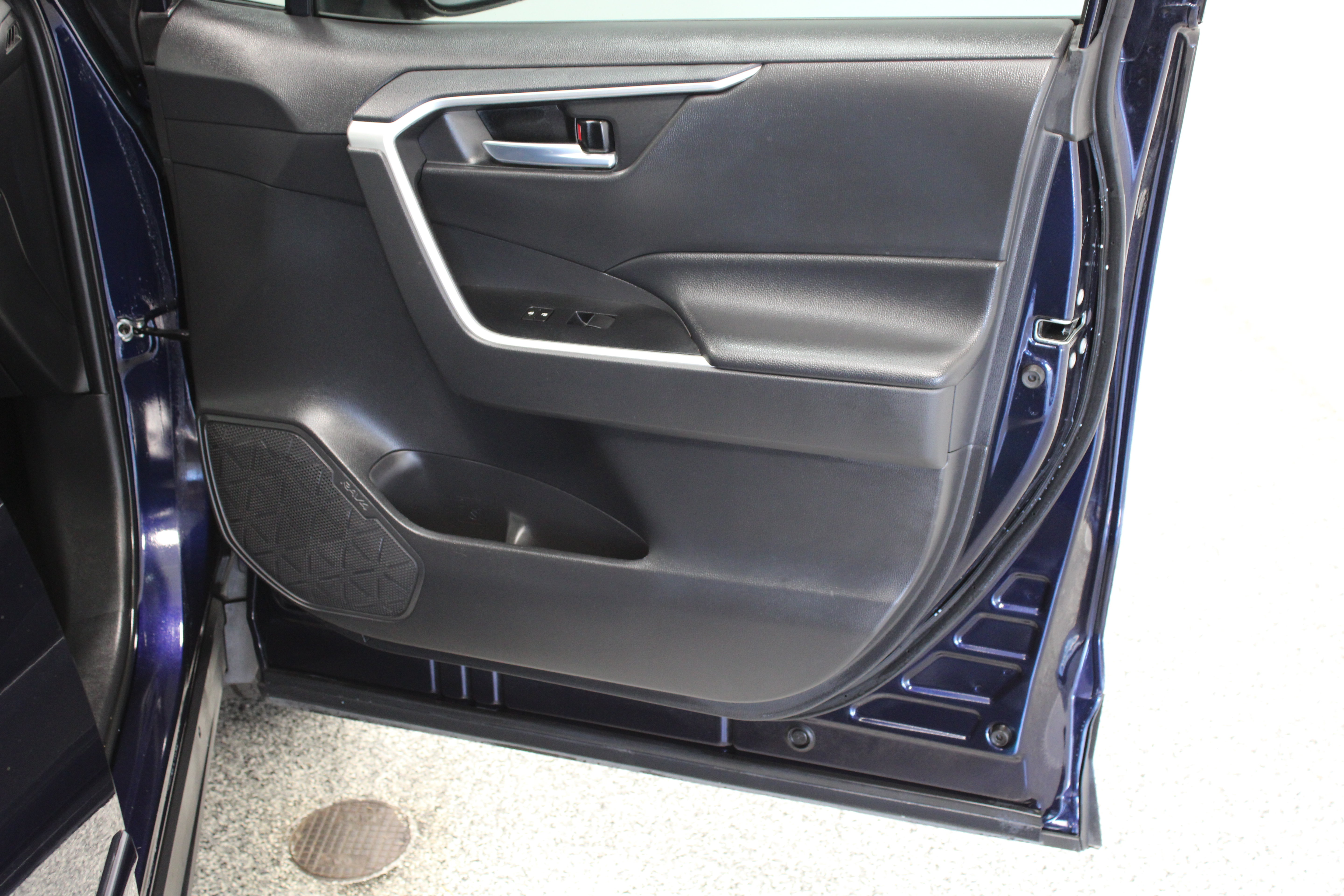 Used 2021 Toyota RAV4 XLE Premium FWD image 38