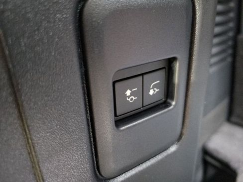 New 2026 Land Rover Defender 130 X-Dynamic SE image 31