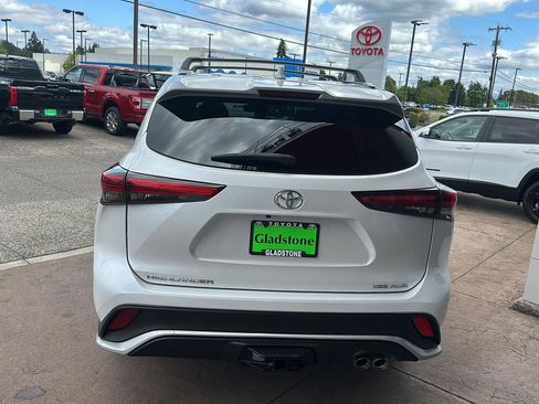 Used 2023 Toyota Highlander XSE AWD/4WD image 6