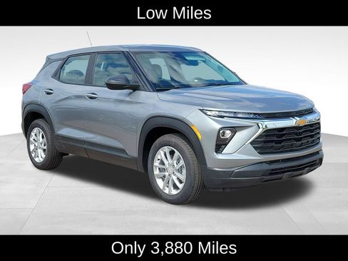 Used 2025 Chevrolet TrailBlazer LS FWD image 2