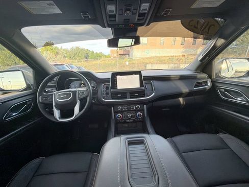 Used 2023 GMC Yukon XL SLT w/ SLT Premium Package AWD/4WD image 13