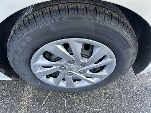 Used 2017 Hyundai Elantra SE w/ Cargo Package image 10