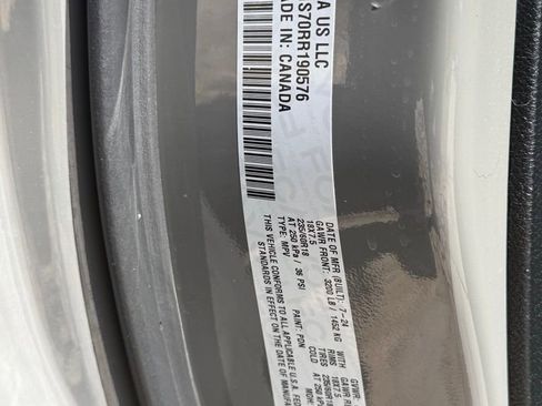 Used 2024 Chrysler Pacifica Select image 28