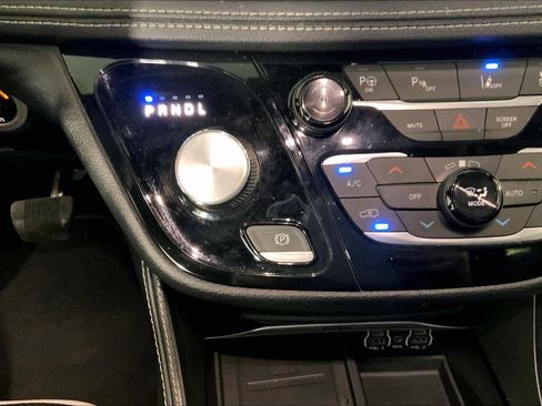 Used 2022 Chrysler Pacifica Limited w/ Uconnect Theater Family Group FWD image 18
