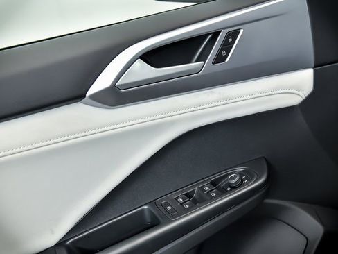 Used 2025 Volkswagen Taos SE w/ Panoramic Sunroof Package image 5