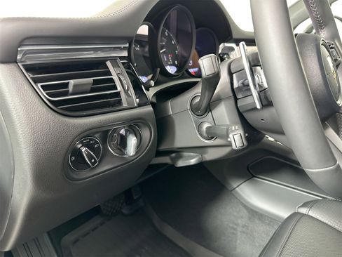 Certified 2026 Porsche Macan image 33