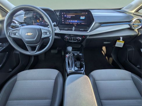Used 2025 Chevrolet Trax LT FWD image 11
