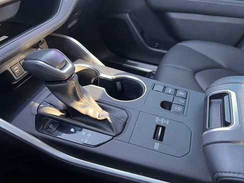 Used 2024 Toyota Highlander XLE image 19