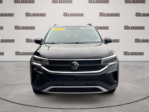 Used 2024 Volkswagen Taos SE w/ Panoramic Sunroof Package AWD/4WD image 8