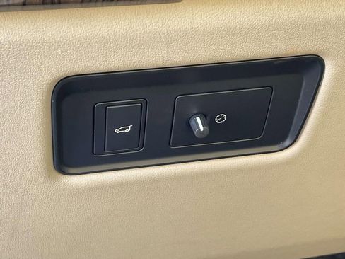 Used 2019 Land Rover Range Rover HSE image 18