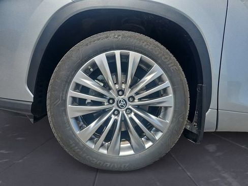 Used 2023 Toyota Highlander Platinum AWD/4WD image 14