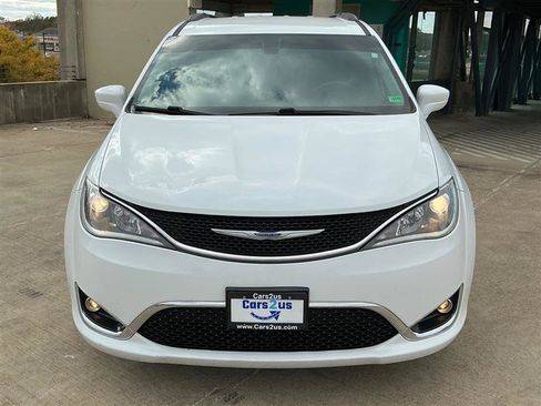 Used 2017 Chrysler Pacifica Touring-L w/ Tire & Wheel Group image 11