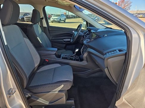 Used 2019 Ford Escape SE image 18