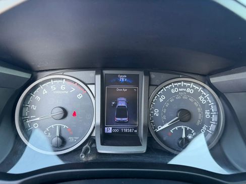 Used 2019 Toyota Tacoma TRD Off-Road AWD/4WD image 29