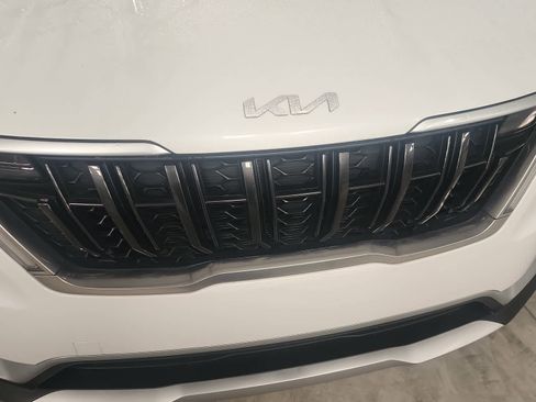 Used 2024 Kia Carnival LX image 9