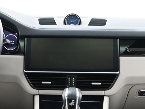 Used 2022 Porsche Cayenne Turbo S image 11