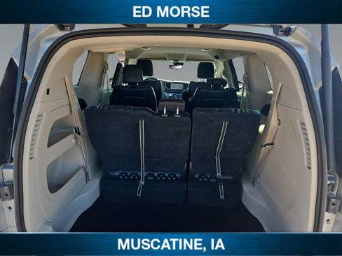 Used 2023 Chrysler Pacifica Touring-L FWD image 18