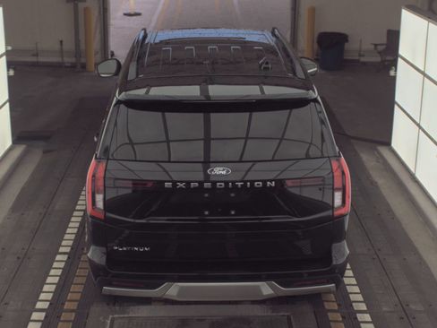 Used 2025 Ford Expedition Platinum image 6
