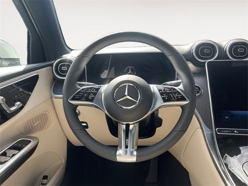 Used 2025 Mercedes-Benz GLC 300 4MATIC image 12