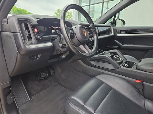 Used 2024 Porsche Cayenne w/ Premium Package AWD/4WD image 37
