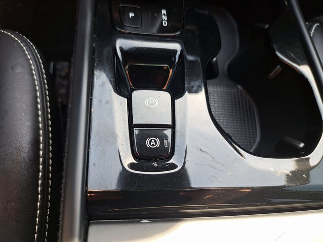 Used 2021 Volvo XC40 T4 R-Design w/ Climate Package FWD image 18